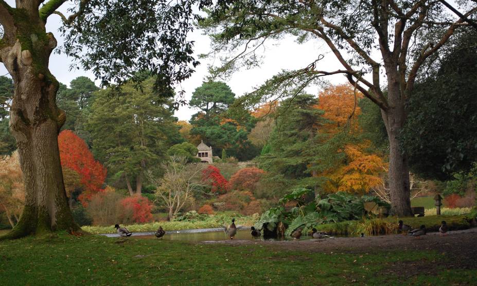 <strong>31. Ballyboley Forest, Irlanda do Norte</strong> Trilhas bem marcadas e árvores cheias marcam o cenário da floresta que fica a pouco mais de 30 quilômetros ao norte da capital do país, Belfast. Apesar de linda, tem um clima frio e sombrio que desafia a coragem do visitante. As lendas celtas locais afirmam que Ballyboley seria, na verdade, uma floresta assombrada, o portal perfeito para o “outro mundo”, de onde as pessoas não retornam. Durante a noite, seria possível ver marcas de sangue nos troncos de suas árvores, além de vultos estranhos – segundo lendas populares, um sinal da presença dos fantasmas de pessoas mortas durante o século 15. <strong>31. Ballyboley Forest, Irlanda do Norte</strong> Trilhas bem marcadas e árvores cheias marcam o cenário da floresta que fica a pouco mais de 30 quilômetros ao norte da capital do país, Belfast. Apesar de linda, tem um clima frio e sombrio que desafia a coragem do visitante. As lendas celtas locais afirmam que Ballyboley seria, na verdade, uma floresta assombrada, o portal perfeito para o “outro mundo”, de onde as pessoas não retornam. Durante a noite, seria possível ver marcas de sangue nos troncos de suas árvores, além de vultos estranhos – segundo lendas populares, um sinal da presença dos fantasmas de pessoas mortas durante o século 15.