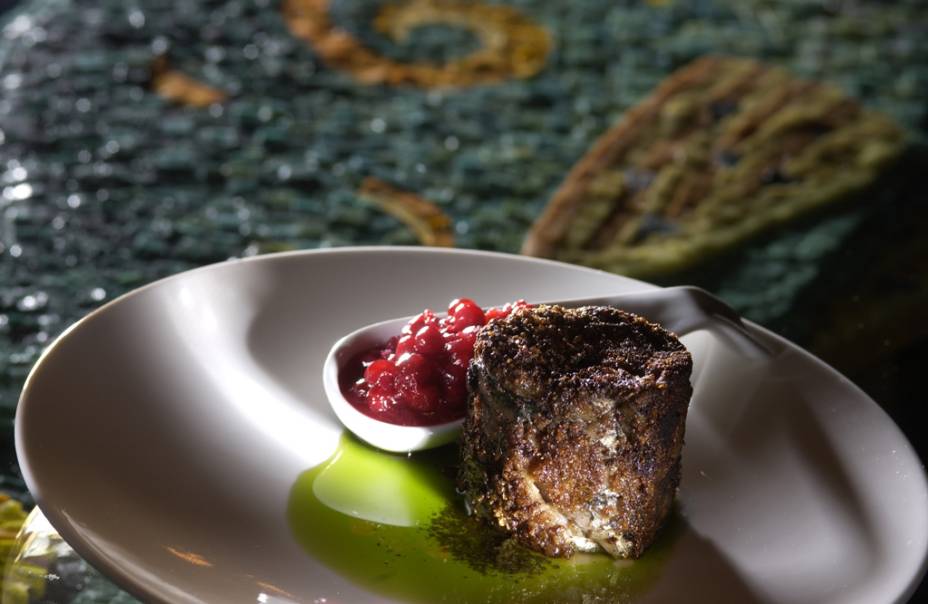 A gastronomia finlandesa é o resultado de um diálogo entre pescados de seu recortado litoral e os delicados produtos de suas amplas florestas, como pode ser visto neste prato, que mescla arenque com amoras A gastronomia finlandesa é o resultado de um diálogo entre pescados de seu recortado litoral e os delicados produtos de suas amplas florestas, como pode ser visto neste prato, que mescla arenque com amoras