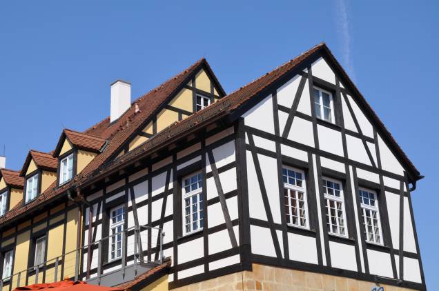 <strong>Bamberg, <a href="https://viajeaqui.abril.com.br/cidades/alemanha-baviera" rel="Baviera" target="_blank">Baviera</a>, <a href="https://viajeaqui.abril.com.br/paises/alemanha" rel="Alemanha" target="_blank">Alemanha</a></strong> Essa casinha é um excelente exemplo do estilo enxaimel, típico das casas alemãs, que têm as paredes sustentadas com por hastes de madeira, principalmente na região das janelas, para dar suporte à estrutura da construção <strong>Bamberg, <a href="https://viajeaqui.abril.com.br/cidades/alemanha-baviera" rel="Baviera" target="_blank">Baviera</a>, <a href="https://viajeaqui.abril.com.br/paises/alemanha" rel="Alemanha" target="_blank">Alemanha</a></strong> Essa casinha é um excelente exemplo do estilo enxaimel, típico das casas alemãs, que têm as paredes sustentadas com por hastes de madeira, principalmente na região das janelas, para dar suporte à estrutura da construção