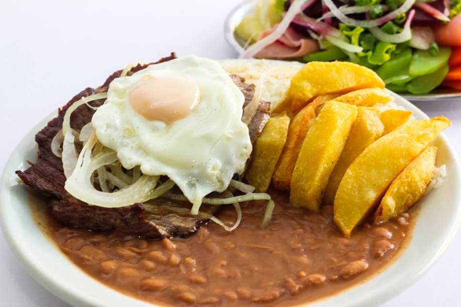 <a href="https://viajeaqui.abril.com.br/estabelecimentos/br-mg-belo-horizonte-restaurante-bolao" rel="Bar do Bolão " target="_blank"><strong>Bar do Bolão </strong></a>Fim de noite mais que tradicional em Belo Horizonte, o Bolão funciona 24h na praça de Santa Tereza desde 1961. Coroado como “o rei do espaguete”, a pratada hercúlea de massa rivaliza com a fama do Rochedão, PF farto e bem preparado que pode vir ou não com feijão tropeiro no lugar do feijão normal. Os dois são ideais para aquela fome no final da noite! O bar também é famoso por ser frequentado por muitos personagens da história da música belorizontina de todos os estilos, do Clube da Esquina ao Sepultura. <strong>Endereço:</strong> Praça Duque de Caxias, 288, Santa Tereza. Em 2014, o Bolão abriu duas unidades fora do Santê: Avenida Getúlio Vargas, 823, Savassi e Rua Viçosa, 602, Santo Antônio, mas não são 24h <a href="https://viajeaqui.abril.com.br/estabelecimentos/br-mg-belo-horizonte-restaurante-bolao" rel="Bar do Bolão " target="_blank"><strong>Bar do Bolão </strong></a>Fim de noite mais que tradicional em Belo Horizonte, o Bolão funciona 24h na praça de Santa Tereza desde 1961. Coroado como “o rei do espaguete”, a pratada hercúlea de massa rivaliza com a fama do Rochedão, PF farto e bem preparado que pode vir ou não com feijão tropeiro no lugar do feijão normal. Os dois são ideais para aquela fome no final da noite! O bar também é famoso por ser frequentado por muitos personagens da história da música belorizontina de todos os estilos, do Clube da Esquina ao Sepultura. <strong>Endereço:</strong> Praça Duque de Caxias, 288, Santa Tereza. Em 2014, o Bolão abriu duas unidades fora do Santê: Avenida Getúlio Vargas, 823, Savassi e Rua Viçosa, 602, Santo Antônio, mas não são 24h