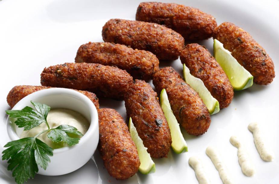 <strong>4. <a href="https://viajeaqui.abril.com.br/estabelecimentos/br-rj-rio-de-janeiro-restaurante-bar-do-david" rel="BAR DO DAVID" target="_blank">BAR DO DAVID</a></strong> (1,4 km)O boteco do Chapéu Mangueira caiu nas graças do pessoal “do asfalto” pela boa comida e pelo carisma do proprietário, David Bispo. Em mesas de plástico, serve cerveja gelada, petiscos como o bolinho de arroz com sardinha e molho de alcaparras e uma elogiada feijoada de frutos do mar. Pegue um táxi até a parte baixa da comunidade, incrustada num morro atrás do Leme. O carro deixa você ao lado do estabelecimento.<em>Ladeira Ary Barroso, 66, loja 3 (Chapéu Mangueira), 7808-2200</em> <strong>4. <a href="https://viajeaqui.abril.com.br/estabelecimentos/br-rj-rio-de-janeiro-restaurante-bar-do-david" rel="BAR DO DAVID" target="_blank">BAR DO DAVID</a></strong> (1,4 km)O boteco do Chapéu Mangueira caiu nas graças do pessoal “do asfalto” pela boa comida e pelo carisma do proprietário, David Bispo. Em mesas de plástico, serve cerveja gelada, petiscos como o bolinho de arroz com sardinha e molho de alcaparras e uma elogiada feijoada de frutos do mar. Pegue um táxi até a parte baixa da comunidade, incrustada num morro atrás do Leme. O carro deixa você ao lado do estabelecimento.<em>Ladeira Ary Barroso, 66, loja 3 (Chapéu Mangueira), 7808-2200</em>