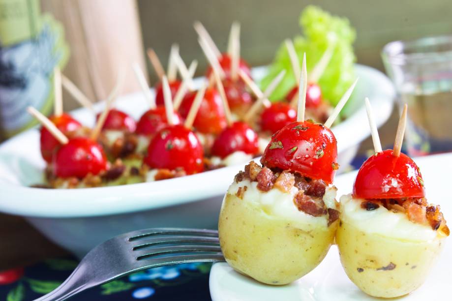 <strong>Bar dos Cornos</strong>Assim como o nome do bar, o petisco que concorre ao Comida di Buteco é inusitado: Boné de Corno. São servidas batatinhas sauté com catupiry, bacon e tomate cereja, decoradas com chifres de palitinhos. <br /><strong>Onde:</strong> Av. General Mac Arthur, 863, Jaguaré – Tel. (11) 3766-2969<br /><strong>Horário de funcionamento:</strong> segunda a domingo, das 16h à 0h.