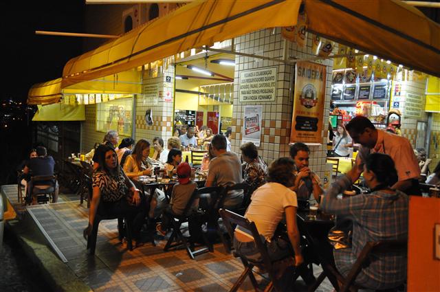 <a href="https://bartematico.com.br/" rel="Bar Temático " target="_blank"><strong>Bar Temático </strong></a>Uma mistura entre Pernambuco e Minas Gerais no coração do bairro Santa Tereza. Serve pratos fartos e saborosos preparados com feijão de corda, manteiga de garrafa, queijo coalho, angu, mandioca e carne de sol, acompanhados de cerveja e cachaça, é claro. <strong>Endereço</strong>: Rua Perite, 187, Santa Tereza. Abre de terça a sábado de 17 à meia noite e fim de semana abre também para o almoço, a partir das 11h (domingo fecha 18h) <a href="https://bartematico.com.br/" rel="Bar Temático " target="_blank"><strong>Bar Temático </strong></a>Uma mistura entre Pernambuco e Minas Gerais no coração do bairro Santa Tereza. Serve pratos fartos e saborosos preparados com feijão de corda, manteiga de garrafa, queijo coalho, angu, mandioca e carne de sol, acompanhados de cerveja e cachaça, é claro. <strong>Endereço</strong>: Rua Perite, 187, Santa Tereza. Abre de terça a sábado de 17 à meia noite e fim de semana abre também para o almoço, a partir das 11h (domingo fecha 18h)