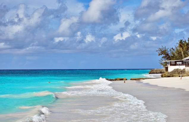<strong>BARBADOS SETE NOITES</strong> A colonização britânica legou o inglês como idioma oficial, mas foi das influências ameríndias e africanas que a ilha herdou a cultura bajan, presente da culinária à língua falada entre os nativos. Esse caldo antropológico é um dos atrativos do pacote de sete noites no <a href="https://www.allseasonsresort.bb/" rel="All Seasons Resort" target="_blank">All Seasons Resort</a>, na linda costa oeste, cenário perfeito para os coquetéis caribenhos feitos à base de rum. Inclui traslados. <strong>Quando:</strong> em 19 de janeiro <strong>Quem leva:</strong> <a href="https://www.agaxturviagens.com.br/" rel="Agaxtur" target="_blank">Agaxtur</a> <strong>Quanto:</strong> R$ 6590 <strong>BARBADOS SETE NOITES</strong> A colonização britânica legou o inglês como idioma oficial, mas foi das influências ameríndias e africanas que a ilha herdou a cultura bajan, presente da culinária à língua falada entre os nativos. Esse caldo antropológico é um dos atrativos do pacote de sete noites no <a href="https://www.allseasonsresort.bb/" rel="All Seasons Resort" target="_blank">All Seasons Resort</a>, na linda costa oeste, cenário perfeito para os coquetéis caribenhos feitos à base de rum. Inclui traslados. <strong>Quando:</strong> em 19 de janeiro <strong>Quem leva:</strong> <a href="https://www.agaxturviagens.com.br/" rel="Agaxtur" target="_blank">Agaxtur</a> <strong>Quanto:</strong> R$ 6590