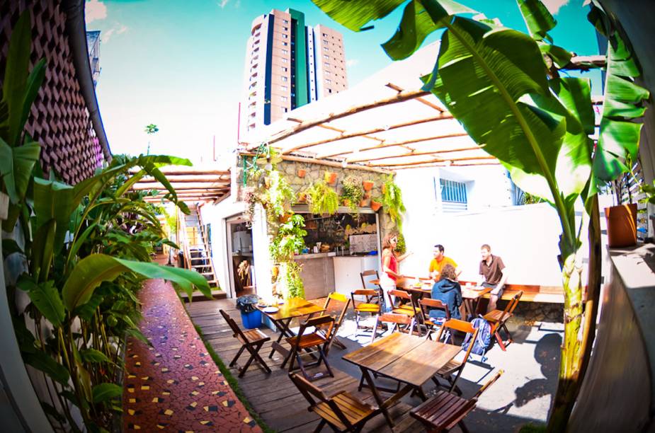 <strong><a href="https://viajeaqui.abril.com.br/estabelecimentos/br-sp-sao-paulo-hospedagem-o-de-casa" rel="Ô de Casa Hostel" target="_blank">Ô de Casa Hostel</a>, em <a href="https://viajeaqui.abril.com.br/cidades/br-sp-sao-paulo" rel="São Paulo" target="_blank">São Paulo</a> (<a href="https://viajeaqui.abril.com.br/estados/br-sao-paulo" rel="SP" target="_blank">SP</a>)</strong>                                                                            A casa na Vila Madalena recebe até 40 pessoas em quartos privativos e coletivos. O hóspede é recebido com tigelas de açaí, caipirinhas e sanduíches.