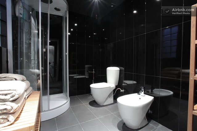 <a href="https://www.airbnb.com.br/rooms/484643" rel="11. Barcelona, Espanha" target="_blank"><strong>11. Barcelona, Espanha</strong></a>De acordo com o anfitrião, o valor da diária de R$ 421 e é fixo para oito pessoas. A partir daí, é cobrado R$ 158 por cada hóspede extra