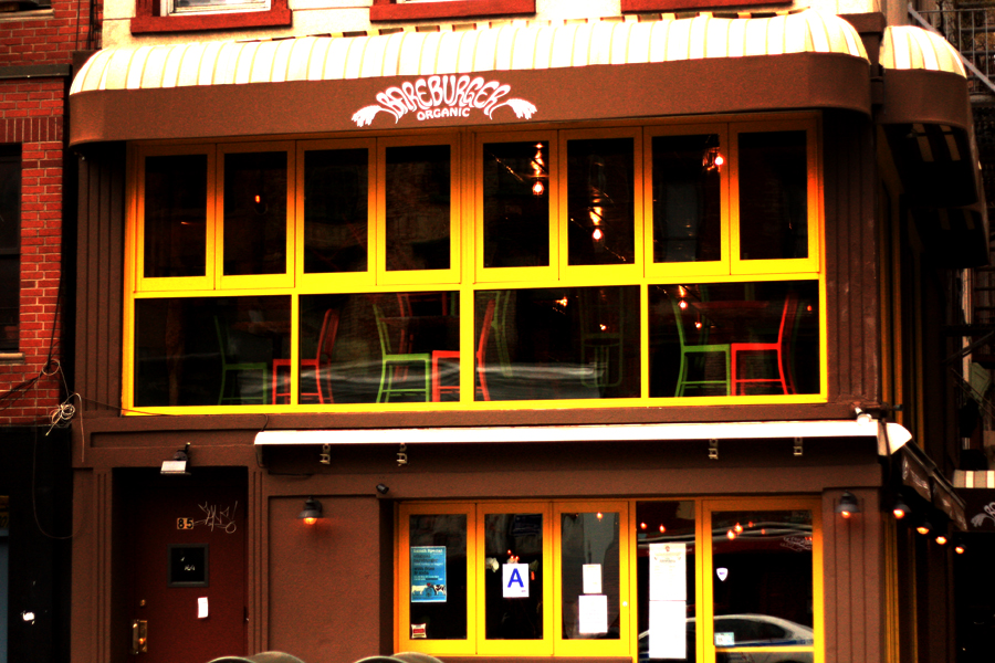 <a href="https://www.bareburger.com" rel="Bareburger" target="_blank"><strong>Bareburger</strong></a> Presente em dez endereços espalhados pelo Brooklyn, Queens e Manhattan, o restaurante cuja especialidade são os hambúrgueres orgânicos tem se tornado cada vez mais popular entre os nova- iorquinos. Os ingredientes são fornecidos por agricultores locais e o menu oferece diversas opções de carne orgânica, de avestruz à tradicional carne bovina. Além da carne, você pode escolher o tipo de pão e os acompanhamentos para criar o seu lanche “gourmet”. Um dos mais pedidos é o Veggie Burger, saboroso mesmo para quem não é vegetariano. Vale provar o ketchup orgânico que eles oferecem. O ambiente é bem iluminado e decorado com mesas de madeira e cadeiras coloridas. <strong>Endereço:</strong> <em>85, 2nd Avenue</em> <a href="https://www.bareburger.com" rel="Bareburger" target="_blank"><strong>Bareburger</strong></a> Presente em dez endereços espalhados pelo Brooklyn, Queens e Manhattan, o restaurante cuja especialidade são os hambúrgueres orgânicos tem se tornado cada vez mais popular entre os nova- iorquinos. Os ingredientes são fornecidos por agricultores locais e o menu oferece diversas opções de carne orgânica, de avestruz à tradicional carne bovina. Além da carne, você pode escolher o tipo de pão e os acompanhamentos para criar o seu lanche “gourmet”. Um dos mais pedidos é o Veggie Burger, saboroso mesmo para quem não é vegetariano. Vale provar o ketchup orgânico que eles oferecem. O ambiente é bem iluminado e decorado com mesas de madeira e cadeiras coloridas. <strong>Endereço:</strong> <em>85, 2nd Avenue</em>