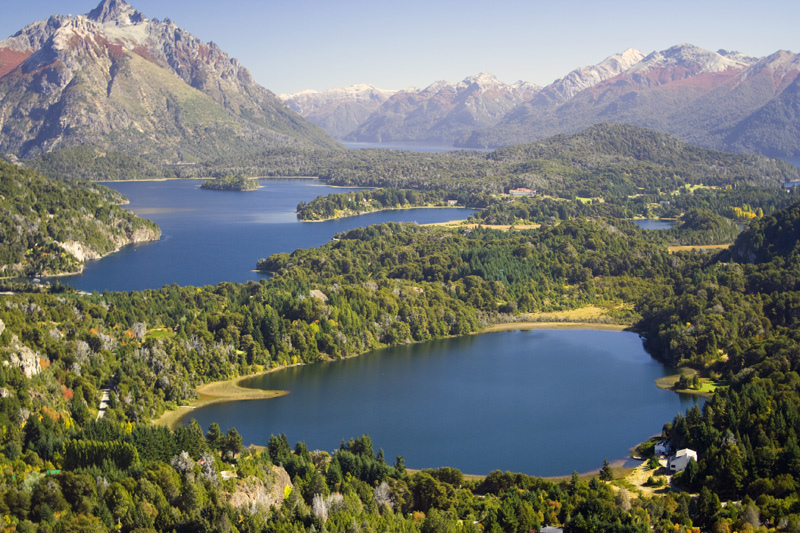Vista dos lagos da região de Bariloche, uma das cidades mais procuradas pelos turistas brasileiros durante a alta temporada de inverno