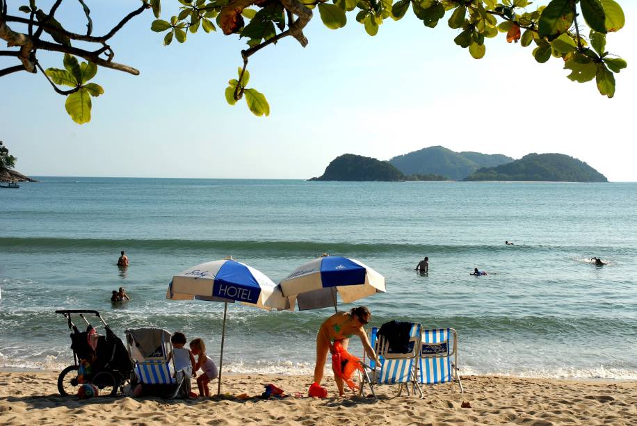 <strong>Barra do Sahy</strong> Assim como a vizinha <strong>Juquehy</strong>, também tem trechos de ondas fortes e fracas. Mas essa é a única semelhança. O sossego impera na Barra do Sahy e o trecho com águas bem mansas e rasas ocupa quase 90% da praia, ótima para famílias com crianças pequenas, que ainda aproveitam a mansidão da lagoa formada na foz do Rio Saí. Os surfistas dominam apenas o Canto Bravo, no costão direito da praia