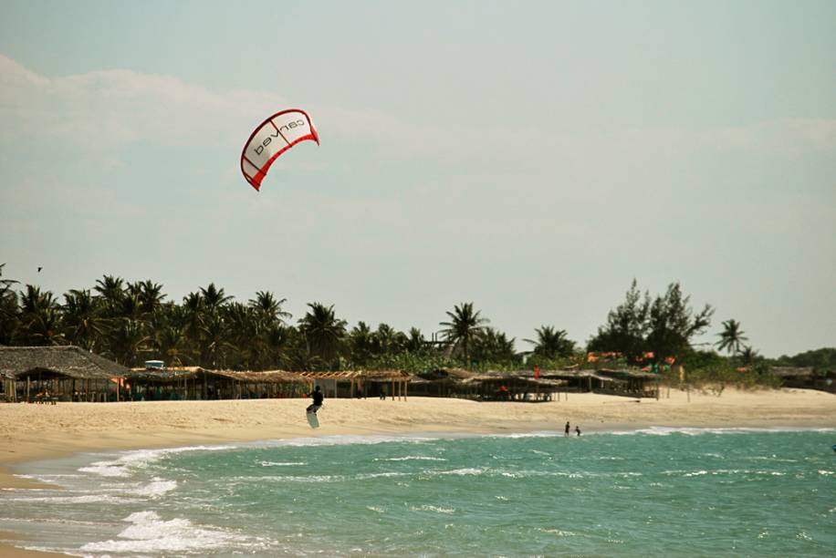 <a href="https://viajeaqui.abril.com.br/cidades/br-pi-barra-grande" rel="Barra Grande"><strong>Barra Grande</strong></a> (PI)        Um canto ainda desconhecido pela maioria dos brasileiros, Barra Grande tem ruas de areia e poucos serviços (não é há bancos ou postos de gasolina). As boas condições de vento e mar tranquilo atraíram os praticantes de kitesurfe. Julho é um bom mês para curtir o sossego por lá, pois o tempo está firme