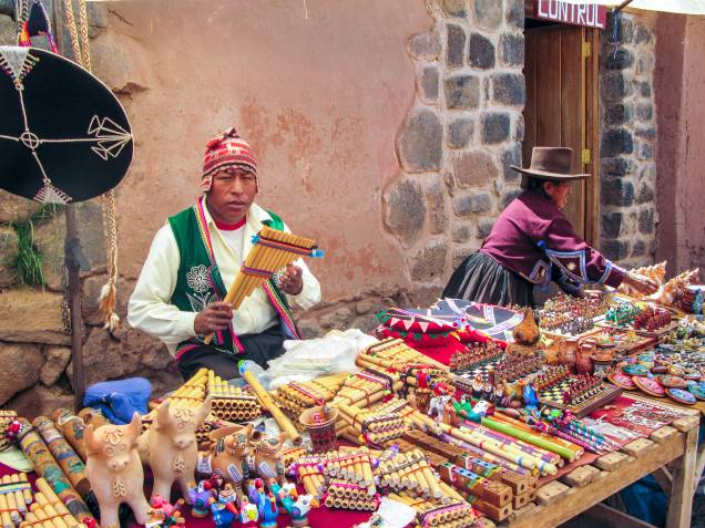 O grande atrativo do <a href="https://preprod.viagemeturismo.abril.com.br/paises/peru-3/" target="_blank">Peru</a> realmente são as lãs de lhama. Em várias cores, elas podem ser encontradas principalmente em forma de touca ou poncho. Ao lado delas, a outra lembrancinha típica do país são as flautas, as quais são coloridas e entalhadas com motivos étnicos peruanos. A de pã é a mais famosa, mas também se encontra muito a ocarina redonda O grande atrativo do <a href="https://preprod.viagemeturismo.abril.com.br/paises/peru-3/" target="_blank">Peru</a> realmente são as lãs de lhama. Em várias cores, elas podem ser encontradas principalmente em forma de touca ou poncho. Ao lado delas, a outra lembrancinha típica do país são as flautas, as quais são coloridas e entalhadas com motivos étnicos peruanos. A de pã é a mais famosa, mas também se encontra muito a ocarina redonda