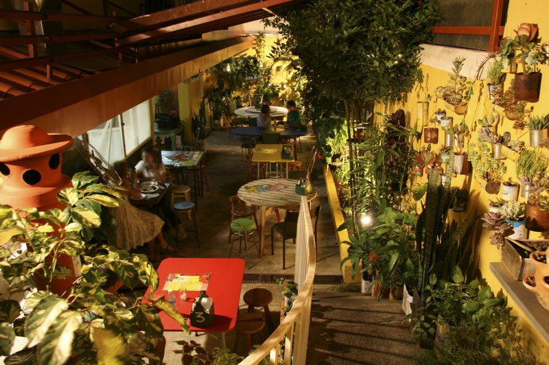 <a href="https://barracaobutiquim.blogspot.com.br/" rel="Barracão Butiquim " target="_blank"><strong>Barracão Butiquim </strong></a>Boteco instalado em uma casa no bairro Pompeia e que promove apresentações frequentes de jazz, música instrumental e violão<strong> - </strong><a href="https://barracaobutiquim.blogspot.com.br/" rel="consulte a programação no blog do Barracão" target="_blank">consulte a programação no blog do Barracão</a>. As mesas ficam no quintal da casa e a cozinha, num barracão nos fundos. O ambiente é super agradável e o atendimento atencioso e caloroso completa a sensação de estar em casa. A cerveja é gelada e barata e pode acompanhar os diversos sabores de batata rosti, quiabo crocante na manteiga ou quem sabe uma porção de coxas de frango frito acompanhadas de chutney de banana. <strong>Endereço: </strong>Rua Antônio Justino, 438, Pompeia. Abre de quarta a sexta de 19h à meia noite e sábado de 14h à meia noite <a href="https://barracaobutiquim.blogspot.com.br/" rel="Barracão Butiquim " target="_blank"><strong>Barracão Butiquim </strong></a>Boteco instalado em uma casa no bairro Pompeia e que promove apresentações frequentes de jazz, música instrumental e violão<strong> - </strong><a href="https://barracaobutiquim.blogspot.com.br/" rel="consulte a programação no blog do Barracão" target="_blank">consulte a programação no blog do Barracão</a>. As mesas ficam no quintal da casa e a cozinha, num barracão nos fundos. O ambiente é super agradável e o atendimento atencioso e caloroso completa a sensação de estar em casa. A cerveja é gelada e barata e pode acompanhar os diversos sabores de batata rosti, quiabo crocante na manteiga ou quem sabe uma porção de coxas de frango frito acompanhadas de chutney de banana. <strong>Endereço: </strong>Rua Antônio Justino, 438, Pompeia. Abre de quarta a sexta de 19h à meia noite e sábado de 14h à meia noite