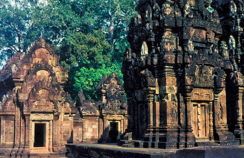 <strong>9. Banteay Srei</strong>Localizado a 25 km dos templos principais e da bilheteria, vale a pena visitar o Banteay Srei de tuk tuk (se estiver usando bicicleta, talvez seja melhor colocar ela dentro do veículo). Em contraste com a maioria dos outros templos, ele é construído de arenito vermelho e em escala “miniatura”, comparada à monumentalidade angkoriana