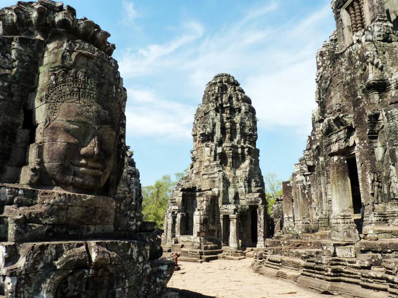 <strong>3. Bayon</strong>A principal característica deste templo enorme são os imensos rostos de pedra no topo de muitas torres. Sua expressão serena são um convite à meditação (se ele não estiver muito cheio de turistas, dá pra sentar e meditar mesmo)