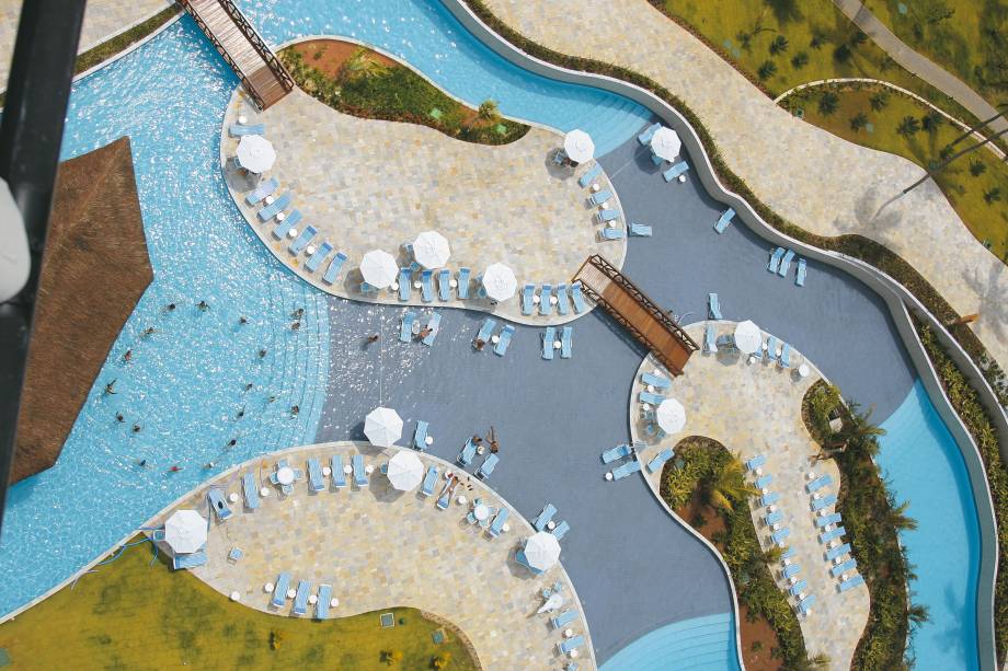 <a href="https://viajeaqui.abril.com.br/estabelecimentos/br-pe-porto-de-galinhas-hospedagem-beach-class-resort-muro-alto" rel="Beach Class Resort Muro Alto" target="_blank"><strong>Beach Class Resort Muro Alto</strong></a> Com uma enorme piscina de mais de 3 mil metros quadrados, que contorna praticamente todo o hotel, o Beach Class Resort Muro Alto, aos pés da praia de mesmo nome, é um dos empreendimentos mais tradicionais de Porto de Galinhas. As suas quadras, jacuzzis, sauna, fitness center, coffee shop, restaurantes e bares, fazem do hotel um endereço perfeito para atender famílias. As opções de lazer e a equipe bem treinada completam a gama de atrações do lugar. <a href="https://viajeaqui.abril.com.br/estabelecimentos/br-pe-porto-de-galinhas-hospedagem-beach-class-resort-muro-alto" rel="Beach Class Resort Muro Alto" target="_blank"><strong>Beach Class Resort Muro Alto</strong></a> Com uma enorme piscina de mais de 3 mil metros quadrados, que contorna praticamente todo o hotel, o Beach Class Resort Muro Alto, aos pés da praia de mesmo nome, é um dos empreendimentos mais tradicionais de Porto de Galinhas. As suas quadras, jacuzzis, sauna, fitness center, coffee shop, restaurantes e bares, fazem do hotel um endereço perfeito para atender famílias. As opções de lazer e a equipe bem treinada completam a gama de atrações do lugar.