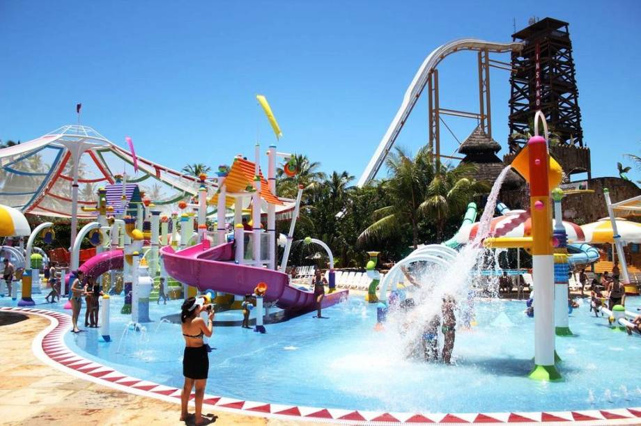 <strong>Beach Park Acqua (Complexo do Beach Park), em Aquiraz (CE)</strong> No maior parque aquático do Brasil, as crianças ficam alucinadas no Acquacirco, playground aquático com dezenas de brinquedos. E as famílias aproveitam o Espaço Cabanas, chalés privativos próximos a um dos conjuntos de piscinas. Prepare-se para encarar longas filas durante as férias escolares. <a href="https://www.booking.com/hotel/br/beach-park-acqua-resort.pt-br.html?aid=332455&label=viagemabril-hoteisfamilia" target="_blank" rel="noopener">Reserve sua estadia no Beach Park Acqua </a>