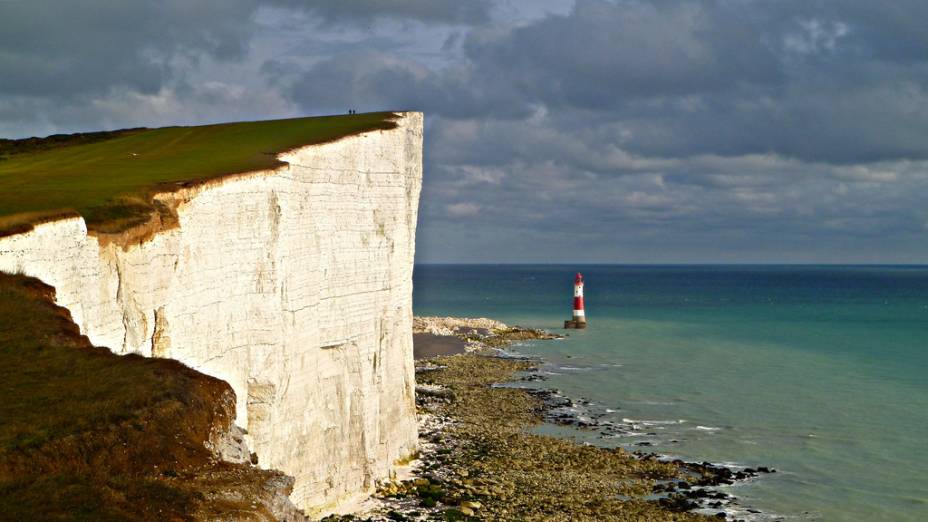 <strong>Beachy Head, Inglaterra</strong> Este é o mais alto penhasco calcário do <a href="https://viajeaqui.abril.com.br/paises/reino-unido">Reino Unido</a>, com aproximadamente 162 metros de altura. <a href="https://www.booking.com/searchresults.pt-br.html?aid=332455&lang=pt-br&sid=eedbe6de09e709d664615ac6f1b39a5d&sb=1&src=index&src_elem=sb&error_url=https%3A%2F%2Fwww.booking.com%2Findex.pt-br.html%3Faid%3D332455%3Bsid%3Deedbe6de09e709d664615ac6f1b39a5d%3Bsb_price_type%3Dtotal%26%3B&ss=Londres%2C+%E2%80%8BGrande+Londres%2C+%E2%80%8BReino+Unido&checkin_monthday=&checkin_month=&checkin_year=&checkout_monthday=&checkout_month=&checkout_year=&no_rooms=1&group_adults=2&group_children=0&from_sf=1&ss_raw=Inglaterra&ac_position=0&ac_langcode=xb&dest_id=-2601889&dest_type=city&search_pageview_id=baa3779a56930412&search_selected=true&search_pageview_id=baa3779a56930412&ac_suggestion_list_length=5&ac_suggestion_theme_list_length=0&district_sel=0&airport_sel=0&landmark_sel=0" target="_blank" rel="noopener"><em>Busque hospedagens na Inglaterra no Booking.com</em></a>