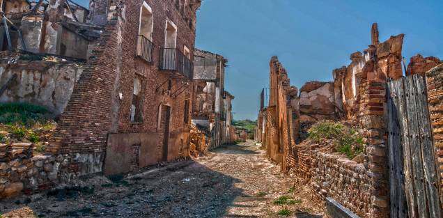 <strong>Cidade Fantasma de Belchite, <a href="https://viajeaqui.abril.com.br/paises/espanha" rel="Espanha" target="_blank">Espanha</a></strong> Ruínas e cenários de completa devastação são o que marcam o visitante que passa por Belchite, situada a apenas 40 km de Saragoça, capital da comunidade autônoma de Aragão. Entre os dias 24 de agosto e 7 de setembro de 1937, a cidade foi palco de um dos episódios mais devastadores da Guerra Civil Espanhola. Na ocasião, soldados do Exército Republicano tomaram cada uma das casas e provocaram nada menos do que seis mil mortes, em um episódio que ficou conhecido como Batalha de Belchite. Ao final da guerra, o governo decidiu preservar os cenários de destruição para fazer com que o episódio nunca fosse esquecido, já que muitas famílias ficaram completamente destroçadas com o ocorrido. O resultado foi a criação de uma cidade próxima e com o mesmo nome para abrigar seus sobreviventes. O apelo de cidade fantasma de seu antigo município, no entanto, atrai o olhar curioso dos turistas <strong>Cidade Fantasma de Belchite, <a href="https://viajeaqui.abril.com.br/paises/espanha" rel="Espanha" target="_blank">Espanha</a></strong> Ruínas e cenários de completa devastação são o que marcam o visitante que passa por Belchite, situada a apenas 40 km de Saragoça, capital da comunidade autônoma de Aragão. Entre os dias 24 de agosto e 7 de setembro de 1937, a cidade foi palco de um dos episódios mais devastadores da Guerra Civil Espanhola. Na ocasião, soldados do Exército Republicano tomaram cada uma das casas e provocaram nada menos do que seis mil mortes, em um episódio que ficou conhecido como Batalha de Belchite. Ao final da guerra, o governo decidiu preservar os cenários de destruição para fazer com que o episódio nunca fosse esquecido, já que muitas famílias ficaram completamente destroçadas com o ocorrido. O resultado foi a criação de uma cidade próxima e com o mesmo nome para abrigar seus sobreviventes. O apelo de cidade fantasma de seu antigo município, no entanto, atrai o olhar curioso dos turistas