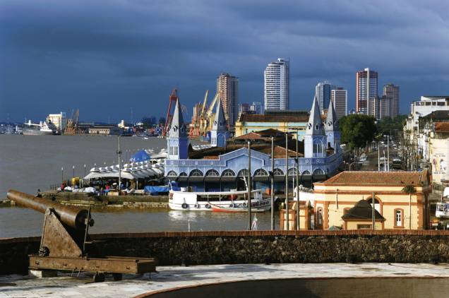 Com estrutura trazida da Inglaterra no século 19, o <a href="https://viajeaqui.abril.com.br/estabelecimentos/br-pa-belem-atracao-mercado-ver-o-peso" rel="Mercado Ver-o-Peso" target="_blank">Mercado Ver-o-Peso</a> abre das 6h às 14h, mas a feira livre, ao lado, acontece o dia inteiro Com estrutura trazida da Inglaterra no século 19, o <a href="https://viajeaqui.abril.com.br/estabelecimentos/br-pa-belem-atracao-mercado-ver-o-peso" rel="Mercado Ver-o-Peso" target="_blank">Mercado Ver-o-Peso</a> abre das 6h às 14h, mas a feira livre, ao lado, acontece o dia inteiro