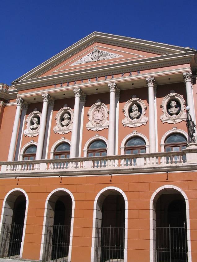 Construído com o dinheiro dos barões da borracha, o <a href="https://viajeaqui.abril.com.br/estabelecimentos/br-pa-belem-atracao-theatro-da-paz" rel="Theatro da Paz" target="_blank">Theatro da Paz</a> recebeu o nome em alusão ao fim da Guerra do Paraguai Construído com o dinheiro dos barões da borracha, o <a href="https://viajeaqui.abril.com.br/estabelecimentos/br-pa-belem-atracao-theatro-da-paz" rel="Theatro da Paz" target="_blank">Theatro da Paz</a> recebeu o nome em alusão ao fim da Guerra do Paraguai