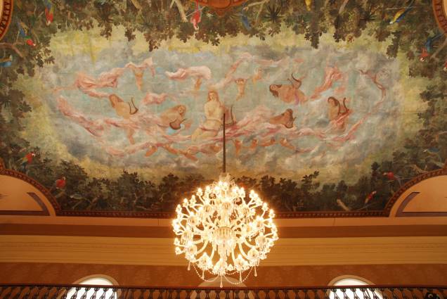 Pintura de 1960, do pernambucano Armando Balloni, no teto do foyer do <a href="https://viajeaqui.abril.com.br/estabelecimentos/br-pa-belem-atracao-theatro-da-paz" rel="Theatro da Paz" target="_blank">Theatro da Paz</a>, em Belém Pintura de 1960, do pernambucano Armando Balloni, no teto do foyer do <a href="https://viajeaqui.abril.com.br/estabelecimentos/br-pa-belem-atracao-theatro-da-paz" rel="Theatro da Paz" target="_blank">Theatro da Paz</a>, em Belém