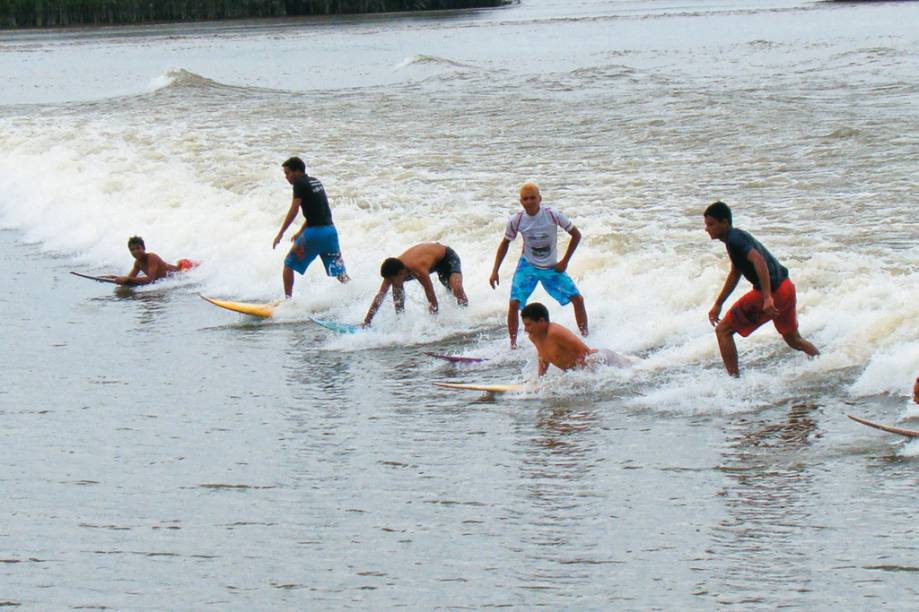 Entre março e abril, o município de São Domingos do Capim, a 135km de Belém, recebe o Campeonato Surf na <a href="https://viajeaqui.abril.com.br/estabelecimentos/br-pa-belem-atracao-pororoca" rel="Pororoca" target="_blank">Pororoca</a>, fenômeno natural resultado do encontro das águas do Rio Amazonas e do Oceano Atlântico