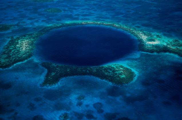 <strong>Belize </strong>Localizado no nordeste da <a href="https://viajeaqui.abril.com.br/continentes/america-central" rel="América Central" target="_blank">América Central</a>, as águas cristalinas e o ecossistema formado por peixes de cores variadas, golfinhos, arraia-mantas (arraias mantas são uma das maiores do mundo), pequenos tubarões, manguezais, atóis e a maior barreira de corais do Hemisfério Norte – com 298 km de extensão - fazem do local um dos pontos procurados para mergulho. Mas é o famoso “Blue Hole” (foto), no centro do atol Lighthouse Reef, a verdadeira obra-prima de Belize. Trata-se de uma circunferência escavada pela natureza no meio da barreira de corais, com mais de 300 metros de diâmetro e 135 metros de profundidade, onde mergulhadores experientes encontram enormes estalactites e estalagmites, algumas com mais de cinco metros de comprimento. A melhor época para mergulhar em Belize está entre os meses de abril e junho. Os principais pontos de mergulho são as ilhas Turneffe, o Lighthouse Reef, o Atol de Glover e Ambergris Cave. A vantagem para o visitante é que o turismo se estruturou para os interessados em mergulho e são diversos resorts e agências especializadas na modalidade. As temperaturas altas, com média de 29°C, incentivam ainda mais os passeios aquáticos e são responsáveis pela rica vida marinha de Belize. A língua oficial dos moradores locais é o inglês e a moeda é o dólar de Belize. <strong>Belize </strong>Localizado no nordeste da <a href="https://viajeaqui.abril.com.br/continentes/america-central" rel="América Central" target="_blank">América Central</a>, as águas cristalinas e o ecossistema formado por peixes de cores variadas, golfinhos, arraia-mantas (arraias mantas são uma das maiores do mundo), pequenos tubarões, manguezais, atóis e a maior barreira de corais do Hemisfério Norte – com 298 km de extensão - fazem do local um dos pontos procurados para mergulho. Mas é o famoso “Blue Hole” (foto), no centro do atol Lighthouse Reef, a verdadeira obra-prima de Belize. Trata-se de uma circunferência escavada pela natureza no meio da barreira de corais, com mais de 300 metros de diâmetro e 135 metros de profundidade, onde mergulhadores experientes encontram enormes estalactites e estalagmites, algumas com mais de cinco metros de comprimento. A melhor época para mergulhar em Belize está entre os meses de abril e junho. Os principais pontos de mergulho são as ilhas Turneffe, o Lighthouse Reef, o Atol de Glover e Ambergris Cave. A vantagem para o visitante é que o turismo se estruturou para os interessados em mergulho e são diversos resorts e agências especializadas na modalidade. As temperaturas altas, com média de 29°C, incentivam ainda mais os passeios aquáticos e são responsáveis pela rica vida marinha de Belize. A língua oficial dos moradores locais é o inglês e a moeda é o dólar de Belize.