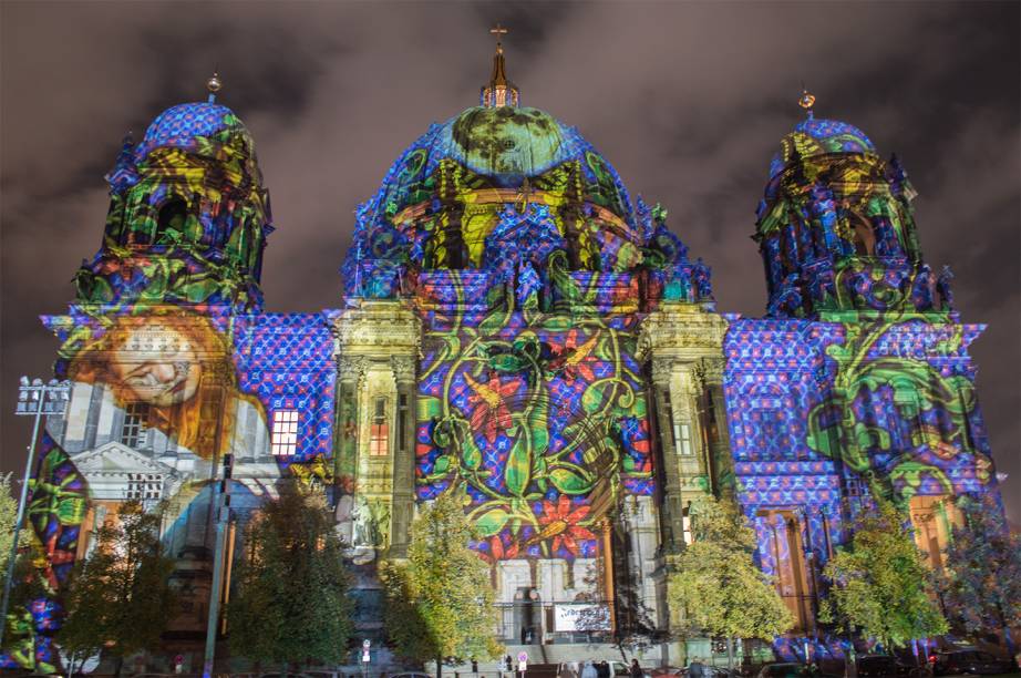 <strong>Festival of Lights – <a href="https://viajeaqui.abril.com.br/cidades/alemanha-berlim" rel="Berlim - Alemanha" target="_blank">Berlim </a></strong><strong><a href="https://viajeaqui.abril.com.br/cidades/alemanha-berlim" rel="Berlim - Alemanha" target="_blank">–</a></strong><strong><a href="https://viajeaqui.abril.com.br/cidades/alemanha-berlim" rel="Berlim - Alemanha" target="_blank"> Alemanha</a></strong>    O festival acontece no começo do inverno, quando as noites começam a ficar mais longas na cidade. As projeções também são acompanhadas de outros eventos que combinam as luzes com outras formas de arte. Esta é a Catedral de Berlim (Berliner Dom), construída em 1905