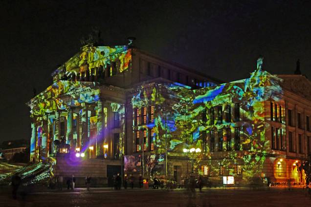 <strong>Festival of Lights – <a href="https://viajeaqui.abril.com.br/cidades/alemanha-berlim" rel="Berlim - Alemanha" target="_blank">Berlim </a></strong><strong><a href="https://viajeaqui.abril.com.br/cidades/alemanha-berlim" rel="Berlim - Alemanha" target="_blank">–</a></strong><strong><a href="https://viajeaqui.abril.com.br/cidades/alemanha-berlim" rel="Berlim - Alemanha" target="_blank"> Alemanha</a></strong> As luzes ficam acesas à noite (claro), de 19h às 00h. Esta é a Casa de Concertos de Berlim, teatro construído em 1821. Não é preciso pagar entrada para ver as luzes, as ruas seguem com livre trânsito e inclusive algumas são fechadas para carros durante o evento. Confira a data precisa do festival e a programação completa no <a href="https://festival-of-lights.de/en/" rel="site oficial do evento" target="_blank">site oficial do evento</a>. Todo ano são montados tours guiados, inclusive tours acessíveis a pessoas com deficiência <strong>Festival of Lights – <a href="https://viajeaqui.abril.com.br/cidades/alemanha-berlim" rel="Berlim - Alemanha" target="_blank">Berlim </a></strong><strong><a href="https://viajeaqui.abril.com.br/cidades/alemanha-berlim" rel="Berlim - Alemanha" target="_blank">–</a></strong><strong><a href="https://viajeaqui.abril.com.br/cidades/alemanha-berlim" rel="Berlim - Alemanha" target="_blank"> Alemanha</a></strong> As luzes ficam acesas à noite (claro), de 19h às 00h. Esta é a Casa de Concertos de Berlim, teatro construído em 1821. Não é preciso pagar entrada para ver as luzes, as ruas seguem com livre trânsito e inclusive algumas são fechadas para carros durante o evento. Confira a data precisa do festival e a programação completa no <a href="https://festival-of-lights.de/en/" rel="site oficial do evento" target="_blank">site oficial do evento</a>. Todo ano são montados tours guiados, inclusive tours acessíveis a pessoas com deficiência