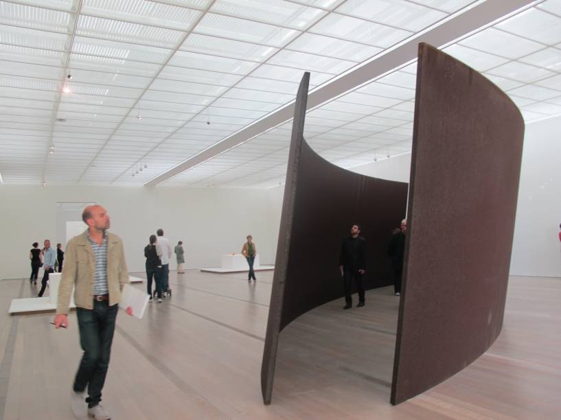 5. A Fondation Beyeler exibe a coleção do fundador da Art Basel, Ernst Beyeler. O acervo tem Van Gogh, Mark Rothko, Picasso, Richard Serra (foto), e o prédio é projetado pelo italiano Renzo Piano, prêmio Pritzker de 1998 (o Nobel da arquitetura). Fica em uma villa, com parque e restaurante. (Baselstrasse 101) 5. A Fondation Beyeler exibe a coleção do fundador da Art Basel, Ernst Beyeler. O acervo tem Van Gogh, Mark Rothko, Picasso, Richard Serra (foto), e o prédio é projetado pelo italiano Renzo Piano, prêmio Pritzker de 1998 (o Nobel da arquitetura). Fica em uma villa, com parque e restaurante. (Baselstrasse 101)