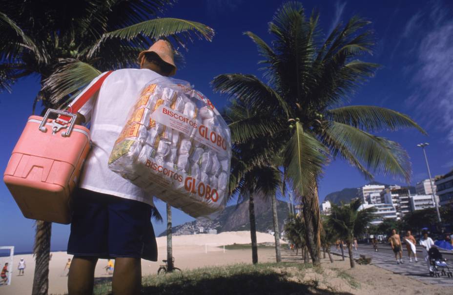 <strong>Biscoito Globo</strong><br /><br />A tradicional marca de bishhhhcoito de polvilho é vendido por ambulantes e em bancas de jornal no <a href="https://viajeaqui.abril.com.br/cidades/br-rj-rio-de-janeiro" rel="Rio de Janeiro">Rio de Janeiro</a>, nas versões doce e salgada. Por ironia, um paulista foi o criador do biscoito. Há controvérsias, mas não há nada de tão diferente no sabor dele. Mas sujar-se com os farelos em frente ao mar faz você se sentir mais carioca. A partir de R$ 2 – nos bairros nobres, fica mais caro.