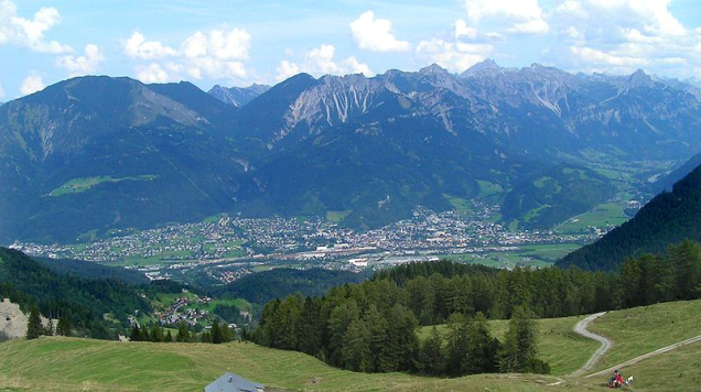 <strong>Milka Schokoladenfest - Bludenz, Áustria</strong><br /> <br /> Situada na confluência de cinco vales alpinos, Bludenz, <a href="https://viajeaqui.abril.com.br/paises/austria" rel="Austria" target="_blank">Áustria</a>, já mereceria uma visita pela beleza do entorno, com suas pistas de esqui e trilhas de mountain-bike. Uma deliciosa desculpa adicional para conhecê-la é o <em><strong>Milka Schokoladefest</strong></em>. Por dois dias em julho a cidade recebe brincadeiras, gincanas, corridas de bicicleta e outras atividades para grande alegria da criançada. Isso sem falar no festival de chocolate, quando é consumida cerca de uma tonelada do produto. <strong>Quando</strong>: 9 de julho <strong>Onde</strong>: Bludenz Stadt, Innerorts, Bludenz <strong>Informações</strong>: <a href="https://www.bludenz.at" rel="www.bludenz.at" target="_blank"><strong>www.bludenz.at</strong></a> <strong>Milka Schokoladenfest - Bludenz, Áustria</strong><br /> <br /> Situada na confluência de cinco vales alpinos, Bludenz, <a href="https://viajeaqui.abril.com.br/paises/austria" rel="Austria" target="_blank">Áustria</a>, já mereceria uma visita pela beleza do entorno, com suas pistas de esqui e trilhas de mountain-bike. Uma deliciosa desculpa adicional para conhecê-la é o <em><strong>Milka Schokoladefest</strong></em>. Por dois dias em julho a cidade recebe brincadeiras, gincanas, corridas de bicicleta e outras atividades para grande alegria da criançada. Isso sem falar no festival de chocolate, quando é consumida cerca de uma tonelada do produto. <strong>Quando</strong>: 9 de julho <strong>Onde</strong>: Bludenz Stadt, Innerorts, Bludenz <strong>Informações</strong>: <a href="https://www.bludenz.at" rel="www.bludenz.at" target="_blank"><strong>www.bludenz.at</strong></a>
