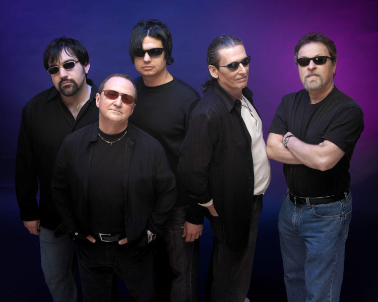 <strong>BLUE ÖYSTER CULT</strong><br />              <br />              A banda de Long Island foi formada nos anos 60, mas só agora, em 2012, é que o Blue Öyster Cult vem ao Brasil pela primeira vez. Muitas das letras, provocativas e ambíguas, são baseadas em literatura de horror e ficção científica.                            <strong>Onde e Quando: </strong>São Paulo, dia 24 de fevereiro, no HSBC Brasil                            <strong>Ingressos: </strong>site <a href="https://hsbcbrasil.com.br/shows_detalhe.asp?ID=362" rel="HSBC Brasil" target="_blank">HSBC Brasil</a>