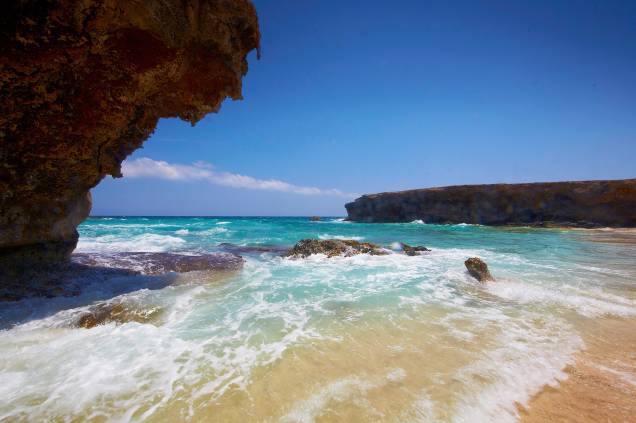 <strong><a href="https://viajeaqui.abril.com.br/paises/aruba" rel="ARUBA" target="_blank">ARUBA</a> & <a href="https://viajeaqui.abril.com.br/paises/curacao" rel="CURAÇAO" target="_blank">CURAÇAO</a> TOP</strong> O fim da temporada de furacões traz de volta uma tranquilidade insular às praias do <a href="https://viajeaqui.abril.com.br/continentes/caribe" rel="Caribe" target="_blank">Caribe</a>, quase à prova de chuvas até abril. A noroeste da <a href="https://viajeaqui.abril.com.br/paises/venezuela" rel="Venezuela" target="_blank">Venezuela</a>, Aruba e Curaçao se assemelham na colonização holandesa e na vida noturna agitada. Vizinhas, elas são conhecidas em um pacote high-end de sete noites, quatro delas em Aruba, no <a href="https://aruba.hyatt.com/en/hotel/home.html" rel="Hyatt Regency" target="_blank">Hyatt Regency</a>, sem café, e três em Curaçao, no <a href="https://www.marriott.com/hotels/travel/curbr-renaissance-curacao-resort-and-casino/" rel="Renaissance" target="_blank">Renaissance</a>. <strong>Quando:</strong> até fevereiro <strong>Quem leva:</strong> a <a href="https://abreutur.com.br/Default.aspx" rel="Abreu" target="_blank">Abreu</a> <strong>Quanto:</strong> US$ 2559 <strong><a href="https://viajeaqui.abril.com.br/paises/aruba" rel="ARUBA" target="_blank">ARUBA</a> & <a href="https://viajeaqui.abril.com.br/paises/curacao" rel="CURAÇAO" target="_blank">CURAÇAO</a> TOP</strong> O fim da temporada de furacões traz de volta uma tranquilidade insular às praias do <a href="https://viajeaqui.abril.com.br/continentes/caribe" rel="Caribe" target="_blank">Caribe</a>, quase à prova de chuvas até abril. A noroeste da <a href="https://viajeaqui.abril.com.br/paises/venezuela" rel="Venezuela" target="_blank">Venezuela</a>, Aruba e Curaçao se assemelham na colonização holandesa e na vida noturna agitada. Vizinhas, elas são conhecidas em um pacote high-end de sete noites, quatro delas em Aruba, no <a href="https://aruba.hyatt.com/en/hotel/home.html" rel="Hyatt Regency" target="_blank">Hyatt Regency</a>, sem café, e três em Curaçao, no <a href="https://www.marriott.com/hotels/travel/curbr-renaissance-curacao-resort-and-casino/" rel="Renaissance" target="_blank">Renaissance</a>. <strong>Quando:</strong> até fevereiro <strong>Quem leva:</strong> a <a href="https://abreutur.com.br/Default.aspx" rel="Abreu" target="_blank">Abreu</a> <strong>Quanto:</strong> US$ 2559