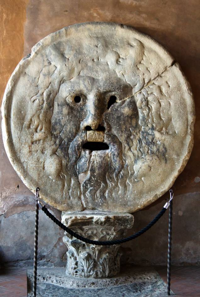 <strong>8. Bocca della Verità: </strong>A <a href="https://viajeaqui.abril.com.br/estabelecimentos/italia-roma-atracao-bocca-della-verita" target="_self"><strong>Bocca della Verità</strong></a> é uma pedra redonda em forma de máscara, à esquerda da igreja de Santa Maria in Cosmedin. Na Antiguidade, servia como detector de mentiras. Ao colocar a mão na boca da carranca, o mentiroso tinha o órgão decepado <strong>8. Bocca della Verità: </strong>A <a href="https://viajeaqui.abril.com.br/estabelecimentos/italia-roma-atracao-bocca-della-verita" target="_self"><strong>Bocca della Verità</strong></a> é uma pedra redonda em forma de máscara, à esquerda da igreja de Santa Maria in Cosmedin. Na Antiguidade, servia como detector de mentiras. Ao colocar a mão na boca da carranca, o mentiroso tinha o órgão decepado