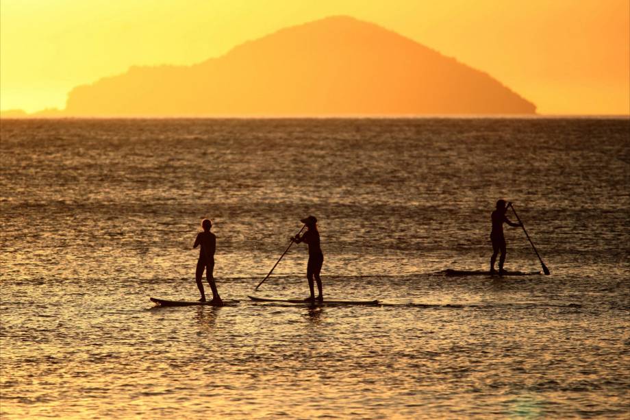 <strong>Boiçucanga</strong> A violenta praia de tombo estaria longe de figurar entre as mais belas de São Sebastião, mas o pôr do sol no horizonte é de deixar o queixo caído. Quem tiver disposição pode encarar a pesada trilha de uma hora até a Praia Brava. Tanto esforço será recompensado por um local selvagem com uma deliciosa cachoeira ao lado da praia.Outra grande atração de Boiçucanga está do outro lado da Rio-Santos: as Cachoeiras do Ribeirão de Itu, dentro do <a href="https://www.infraestruturameioambiente.sp.gov.br/pesm/" target="_blank" rel="noopener"><strong>Parque Estadual da Serra do Mar</strong></a>, são bonitas, formando gelados poços para banho. Para chegar nelas ainda é preciso vencer uma trilha levemente íngreme, mas bem demarcada