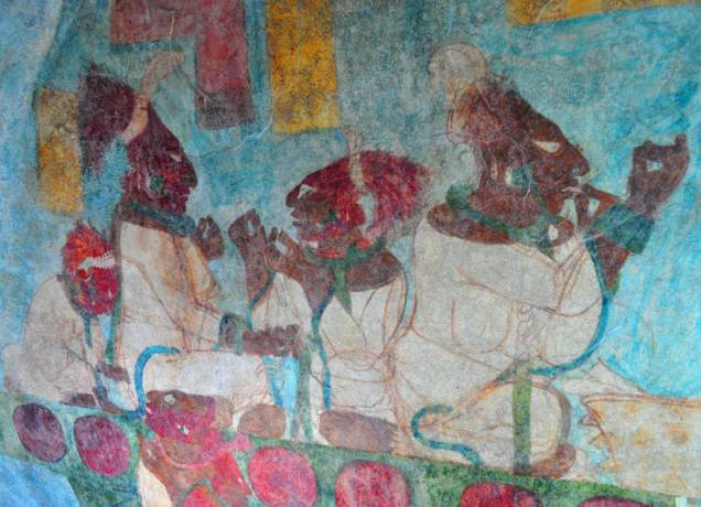 <strong>Bonampak</strong><br />O primeiro governante de que se tem registro foi Pájaro Jaguar, que já liderava seu povo por volta do ano 400 d.C. Em seguida, Cara de Pez assumiu em seu lugar e manteve o poder por um longo período. As inscrições mencionam também Jaguar Ojo-anudado (516 anos d. C.), Chaan Muan I (603 anos d. C.) e Ahau (683 anos d. C.). Bonampak alcança seu esplendor sob o governo de Jaguar Ojo-anudado II, que subiu ao trono em 743 d. C. Seu último governante conhecido foi Chaan Muan II, que assumiu o controle da cidade em 776 d. C. Graças às pinturas e também, claro, às inscrições gravadas nas estelas, Bonampak nos conta uma rica e detalhada história. As pinturas mostram, por exemplo, os preparativos para uma batalha e a sequência de eventos que acompanham os auto-sacrifícios promovidos pelos governantes. Também mostram o desenrolar das guerras e o destino dos prisioneiros. Entenda o significado das <strong><a href="https://www.inah.gob.mx/images/stories/Multimedia/Interactivos/bonampak/index.html" rel="pinturas maias" target="_blank">pinturas maias</a></strong> <strong>Bonampak</strong><br />O primeiro governante de que se tem registro foi Pájaro Jaguar, que já liderava seu povo por volta do ano 400 d.C. Em seguida, Cara de Pez assumiu em seu lugar e manteve o poder por um longo período. As inscrições mencionam também Jaguar Ojo-anudado (516 anos d. C.), Chaan Muan I (603 anos d. C.) e Ahau (683 anos d. C.). Bonampak alcança seu esplendor sob o governo de Jaguar Ojo-anudado II, que subiu ao trono em 743 d. C. Seu último governante conhecido foi Chaan Muan II, que assumiu o controle da cidade em 776 d. C. Graças às pinturas e também, claro, às inscrições gravadas nas estelas, Bonampak nos conta uma rica e detalhada história. As pinturas mostram, por exemplo, os preparativos para uma batalha e a sequência de eventos que acompanham os auto-sacrifícios promovidos pelos governantes. Também mostram o desenrolar das guerras e o destino dos prisioneiros. Entenda o significado das <strong><a href="https://www.inah.gob.mx/images/stories/Multimedia/Interactivos/bonampak/index.html" rel="pinturas maias" target="_blank">pinturas maias</a></strong>