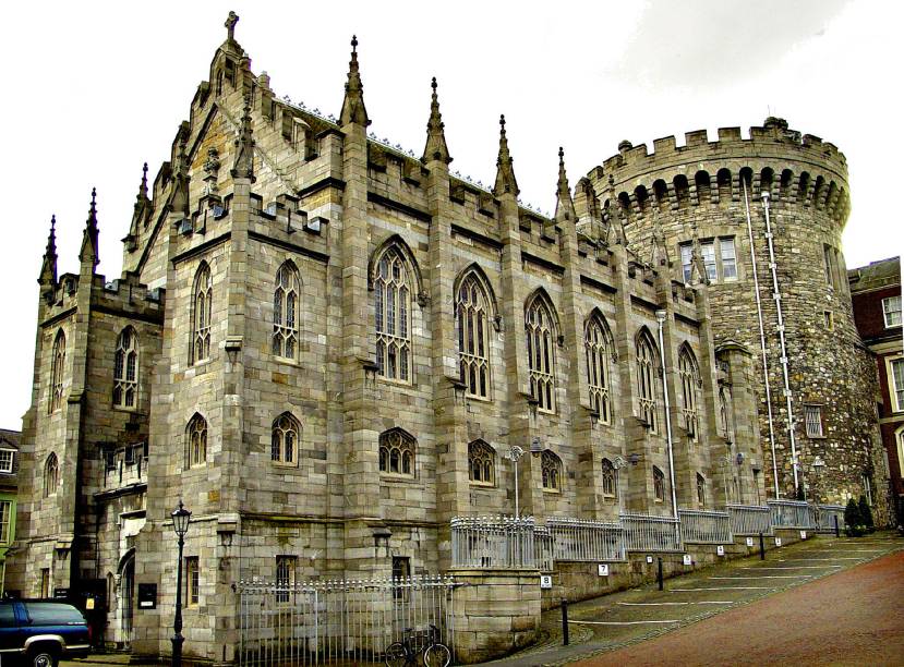 O Castelo de <a href="https://viajeaqui.abril.com.br/cidades/irlanda-dublin" rel="Dublin">Dublin</a>, localizado na capital, foi a sede do governo britânico até a década de 1920. Hoje, é um dos grandes pontos turísticos da cidade, além de abrigar conferências