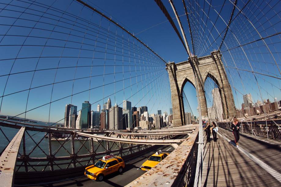 A mãe de todas as pontes suspensas modernas, a construção da Brooklyn Bridge, no final do século 19, foi um tremendo desafio de engenharia. Ela une a ilha de Manhattan ao distrito do Brooklyn