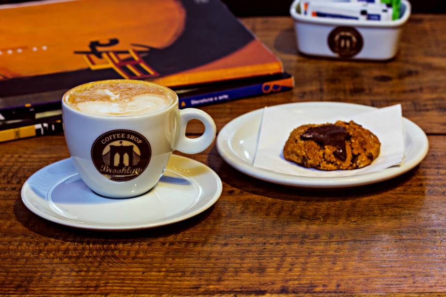 <strong>Brooklyn Coffee Shop</strong>: 1 Cappuccino + 1 Cookie (R$ 9,00) <strong>Brooklyn Coffee Shop</strong>: 1 Cappuccino + 1 Cookie (R$ 9,00)