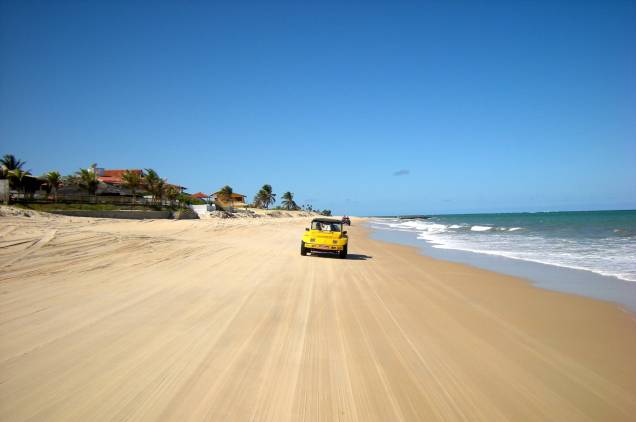 <a href="https://viajeaqui.abril.com.br/estados/br-rio-grande-do-norte" target="_blank">Rio Grande do Norte</a> é quase sinônimo de dunas e areia. E qual o melhor veículo para andar sobre essa paisagem potiguar? Isso mesmo: os divertidos bugues. É uma delícia sentar no banco de trás, jogar a cabeça para trás, fechar os olhos e só sentir o vento e o sol no seu rosto e ouvir o mar ao fundo <a href="https://viajeaqui.abril.com.br/estados/br-rio-grande-do-norte" target="_blank">Rio Grande do Norte</a> é quase sinônimo de dunas e areia. E qual o melhor veículo para andar sobre essa paisagem potiguar? Isso mesmo: os divertidos bugues. É uma delícia sentar no banco de trás, jogar a cabeça para trás, fechar os olhos e só sentir o vento e o sol no seu rosto e ouvir o mar ao fundo