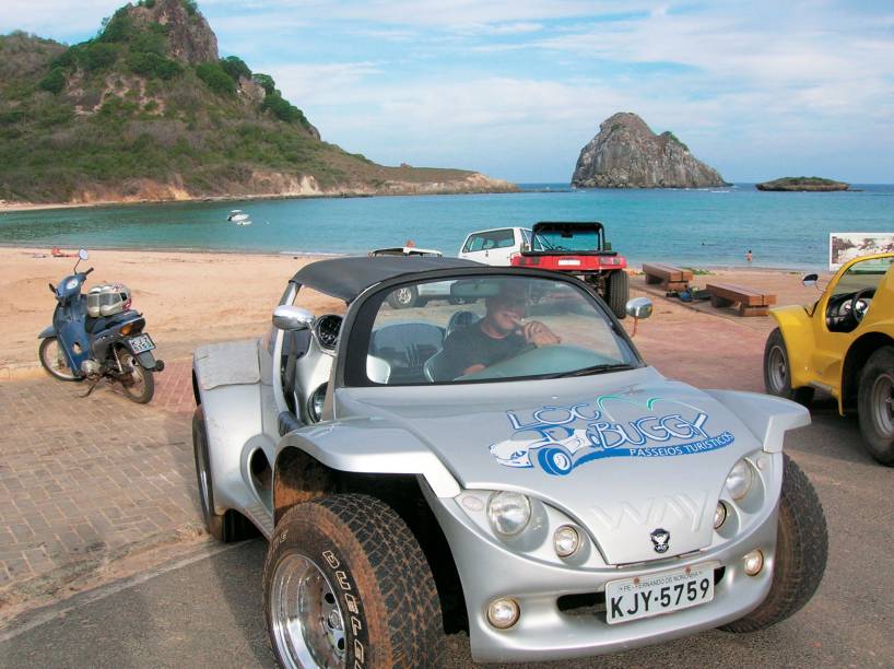 <strong>Passeios de Buggy</strong>O veículo mais utilizado pelos turistas em Noronha é o buggy. É possível alugar o veículo, contratar o "bugueiro" ou pagar a corrida do táxi/buggy. No seu primeiro dia na ilha, é altamente recomendável fazer o <a href="https://viajeaqui.abril.com.br/estabelecimentos/br-pe-fernando-de-noronha-atracao-ilhatur">Ilhatur</a>, passeio que dura o dia todo e passa rapidamente pelos principais pontos de Noronha - seja de buggy, Land Rover ou caminhonete. O tour termina no mirante do Boldró, onde geralmente é possível apreciar um belíssimo (sim, no superlativo) pôr de sol. <strong>Passeios de Buggy</strong>O veículo mais utilizado pelos turistas em Noronha é o buggy. É possível alugar o veículo, contratar o "bugueiro" ou pagar a corrida do táxi/buggy. No seu primeiro dia na ilha, é altamente recomendável fazer o <a href="https://viajeaqui.abril.com.br/estabelecimentos/br-pe-fernando-de-noronha-atracao-ilhatur">Ilhatur</a>, passeio que dura o dia todo e passa rapidamente pelos principais pontos de Noronha - seja de buggy, Land Rover ou caminhonete. O tour termina no mirante do Boldró, onde geralmente é possível apreciar um belíssimo (sim, no superlativo) pôr de sol.
