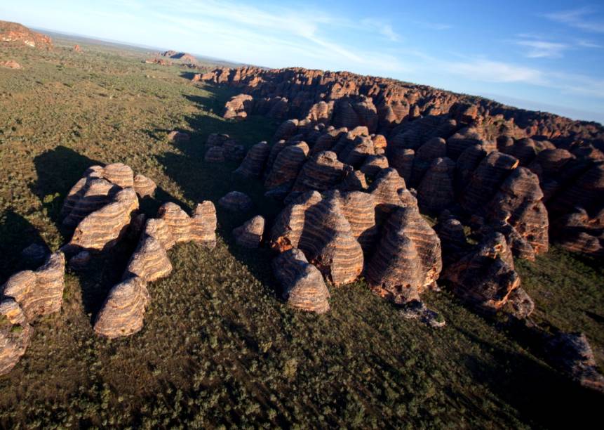 <strong>Bungle Bungles, Austrália</strong> Não, Silvio Berlusconi nunca fez uma festinha por aqui. <em><a href="https://www.booking.com/searchresults.pt-br.html?aid=332455&lang=pt-br&sid=eedbe6de09e709d664615ac6f1b39a5d&sb=1&src=searchresults&src_elem=sb&error_url=https%3A%2F%2Fwww.booking.com%2Fsearchresults.pt-br.html%3Faid%3D332455%3Bsid%3Deedbe6de09e709d664615ac6f1b39a5d%3Bclass_interval%3D1%3Bdest_id%3D143%3Bdest_type%3Dcountry%3Bdtdisc%3D0%3Bfrom_sf%3D1%3Bgroup_adults%3D2%3Bgroup_children%3D0%3Binac%3D0%3Bindex_postcard%3D0%3Blabel_click%3Dundef%3Bno_rooms%3D1%3Boffset%3D0%3Bpostcard%3D0%3Braw_dest_type%3Dcountry%3Broom1%3DA%252CA%3Bsb_price_type%3Dtotal%3Bsearch_selected%3D1%3Bsrc%3Dsearchresults%3Bsrc_elem%3Dsb%3Bss%3DMarrocos%3Bss_all%3D0%3Bss_raw%3DMarrocos%3Bssb%3Dempty%3Bsshis%3D0%3Bssne_untouched%3DEti%25C3%25B3pia%26%3B&ss=Austr%C3%A1lia&ssne=Marrocos&ssne_untouched=Marrocos&checkin_monthday=&checkin_month=&checkin_year=&checkout_monthday=&checkout_month=&checkout_year=&no_rooms=1&group_adults=2&group_children=0&highlighted_hotels=&from_sf=1&ss_raw=Austr%C3%A1lia&ac_position=0&ac_langcode=xb&dest_id=13&dest_type=country&search_pageview_id=29e277ecc5fe0649&search_selected=true&search_pageview_id=29e277ecc5fe0649&ac_suggestion_list_length=5&ac_suggestion_theme_list_length=0" target="_blank" rel="noopener">Busque hospedagens na Austrália no Booking.com</a></em>