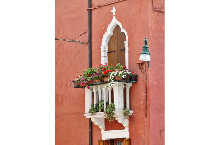 <strong>Burano, <a href="https://viajeaqui.abril.com.br/paises/italia" rel="Itália" target="_blank">Itália</a></strong>                            Burano sofre influência de <a href="https://viajeaqui.abril.com.br/cidades/italia-veneza" rel="Veneza" target="_blank">Veneza</a>, uma vez que é coladinha com a cidade das gôndolas, e a arquitetura gótica veneziana acaba dando as caras em suas janelas também