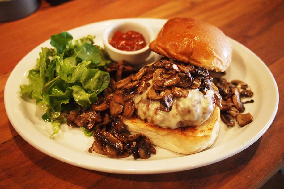 <strong>Butcher’s Market</strong><br />    Desenvolvido para ser mais gorduroso, macio e saboroso que a média, o hambúrguer tem 180 gramas da combinação de acém e bananinha (carne da costela do boi). O mushroom burger (foto) leva cogumelo-de-paris, cebola roxa e mussarela. <em>R. Bandeira Paulista, 164, Itaim Bibi, 11/2367-1043, <a href="https://www.butchersmarket.com.br" rel="www.butchersmarket.com.br" target="_blank">www.butchersmarket.com.br</a></em>