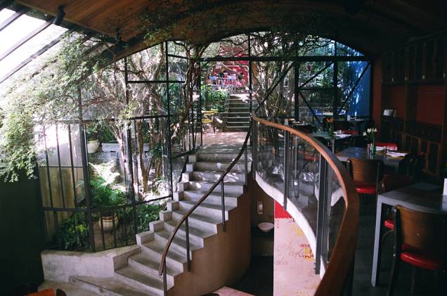 Vista do jardim pelo mezanino do Buttina, cantina italiana estrelada pelo Guia Quatro Rodas em São Paulo. Vista do jardim pelo mezanino do Buttina, cantina italiana estrelada pelo Guia Quatro Rodas em São Paulo.