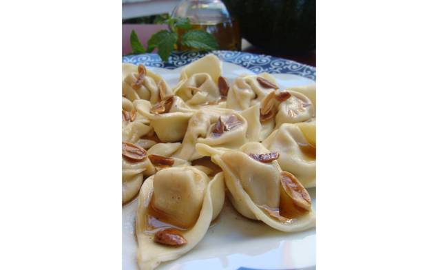 <strong>Restaurante Buttina (São Paulo):</strong> o restaurante paulistano especializado em culinária italiana preparou um cardápio especial para os namorados. Como entrada, será servido a Insalata de Quinua (R$15), um antepasto de quinua com ervilha, tomates frescos temperados com azeite de limão e servidos com torrada de hortelã. Já o prato principal será um Tortelli di Zucca (na foto; R$47), uma massa fresca recheada de abóbora, amêndoas e biscoito “amaretti” servida com manteiga e amêndoas. A sobremesa será um rocambole de goiabada calda também de goiabada, servido com sorvete de queijo cremoso e pequenas fatias de queijo branco caramelado (R$15). Além do menu especial, o Buttina oferece na data os pratos do cardápio completo.<br /> <br /> <strong>Onde:</strong> Rua João Moura, 976, Pinheiros, São Paulo/SP <strong>Horário de funcionamento: </strong>das 12h às 15h e das 20h às 24h <strong>Telefone:</strong> (11) 3083-5991 <strong>Restaurante Buttina (São Paulo):</strong> o restaurante paulistano especializado em culinária italiana preparou um cardápio especial para os namorados. Como entrada, será servido a Insalata de Quinua (R$15), um antepasto de quinua com ervilha, tomates frescos temperados com azeite de limão e servidos com torrada de hortelã. Já o prato principal será um Tortelli di Zucca (na foto; R$47), uma massa fresca recheada de abóbora, amêndoas e biscoito “amaretti” servida com manteiga e amêndoas. A sobremesa será um rocambole de goiabada calda também de goiabada, servido com sorvete de queijo cremoso e pequenas fatias de queijo branco caramelado (R$15). Além do menu especial, o Buttina oferece na data os pratos do cardápio completo.<br /> <br /> <strong>Onde:</strong> Rua João Moura, 976, Pinheiros, São Paulo/SP <strong>Horário de funcionamento: </strong>das 12h às 15h e das 20h às 24h <strong>Telefone:</strong> (11) 3083-5991