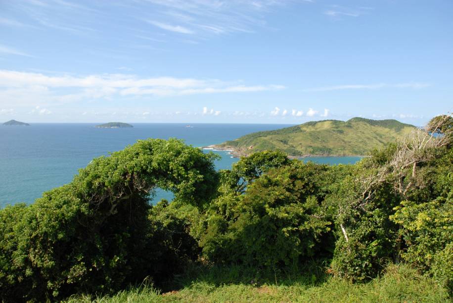 Vista do <a href="https://viajeaqui.abril.com.br/estabelecimentos/br-rj-buzios-atracao-mirantes" rel="Mirante João Fernandes" target="_blank">Mirante João Fernandes</a>, em Búzios