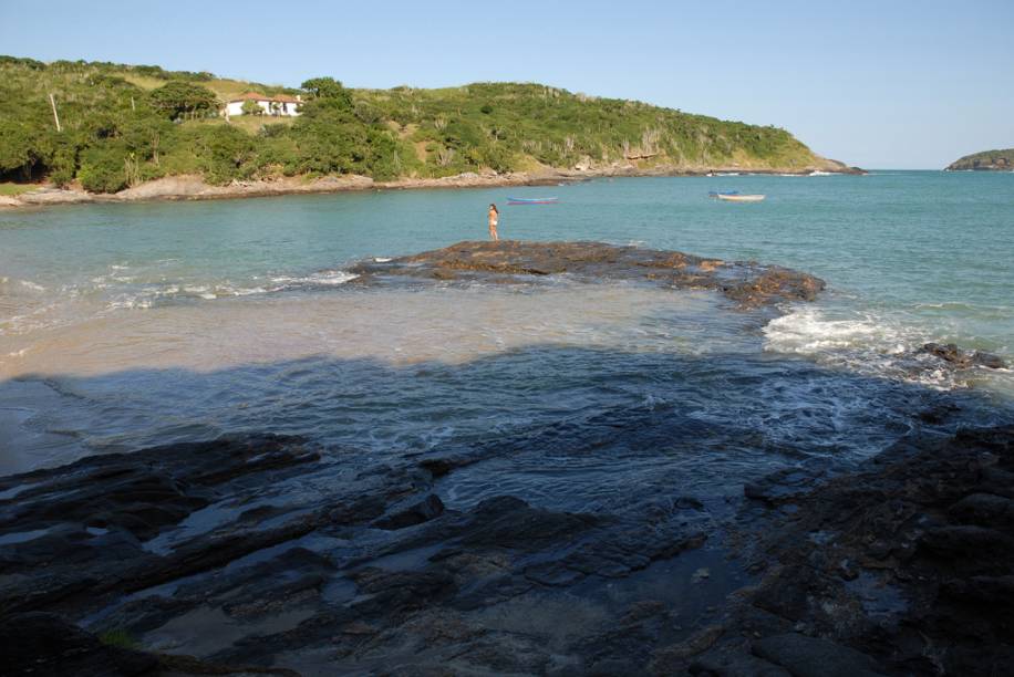 As rochas, no centro da faixa de areia, dividem a <a href="https://viajeaqui.abril.com.br/estabelecimentos/br-rj-buzios-atracao-brava/" rel="Praia Brava" target="_blank">Praia Brava</a> em duas, o canto direito, onde há o acesso à trilha para a <a href="https://viajeaqui.abril.com.br/estabelecimentos/br-rj-buzios-atracao-olho-de-boi" rel="praia Olho-de-Boi" target="_blank">praia Olho-de-Boi</a>, é mais tranquilo