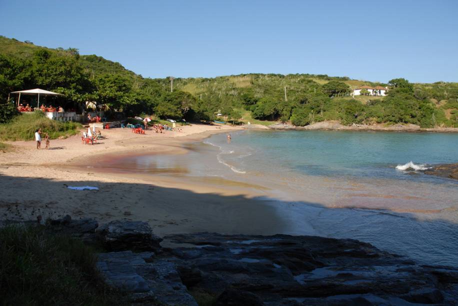 Ladeada por costões de pedra, a <a href="https://viajeaqui.abril.com.br/estabelecimentos/br-rj-buzios-atracao-brava/" rel="Praia Brava" target="_blank">praia Brava</a> é dividida em duas por uma formação rochosa que pode ser atravessada a pé, mesmo com a maré alta